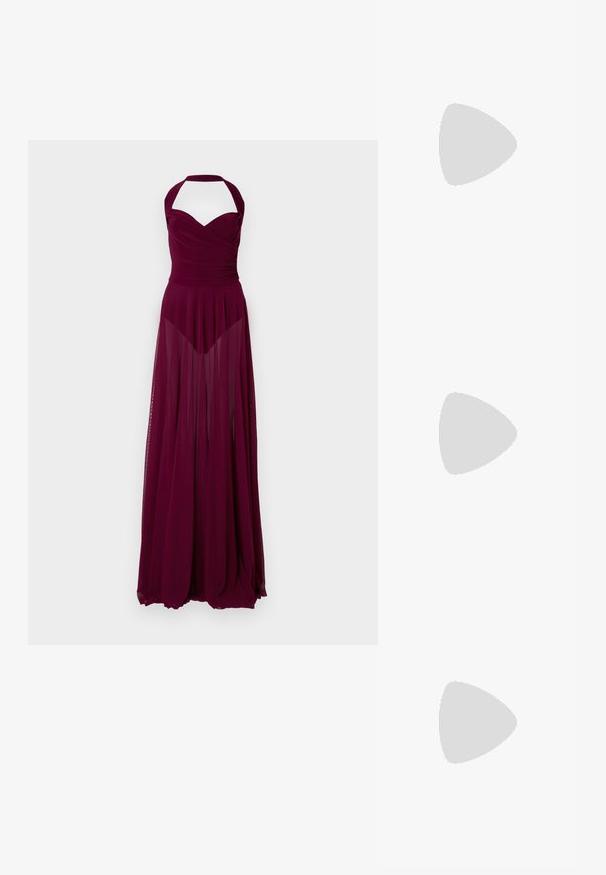 Viininpunainen halterneck-mekko, jossa on vartalonmyötäinen yläosa ja laskeutuva läpikuultava hame. Mekossa on rypytyksiä rintamuksessa ja pitkä, virtaviivainen malli.; Burgundy patentoitu nahkainen korkokenkä, jossa on nilkkaremmi, teräväkärkinen muotoilu ja kolme vaakaista remmiä jalkaterän yli. Kultaiseen sävyyn viimeistelty solki.; Käsilaukku, joka on peitetty burgundinpunaisilla kangaskukkapetaleilla, kullanvärisellä metallikehyksellä ja lyhyellä kullanvärisellä ketjuhihnalla, esitetty yksiväristä taustaa vasten.; Pari epäsäännöllisen muotoisia, kullansävyisiä kiillotettuja metalliprimenejä korvakoruja, joissa on avoin keskusta valkoisella taustalla.