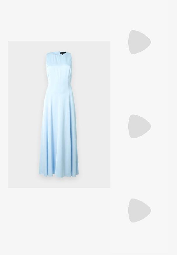 Robe sans manches en satin bleu clair avec un col montant et une jupe longue fluide jusqu'au sol, présentée sur un fond blanc uni.; Mule blanche en satin à bout pointu avec des détails froncés et un talon fin de hauteur moyenne sur fond uni.; Pochette en tissu crème avec un design froncé, cadre en métal argenté, deux boules décoratives, et une bandoulière chaîne argentée.; Boucles d'oreilles en métal argenté présentant une forme en U avec un accent en forme de cœur à la base, une texture lisse et une finition polie.