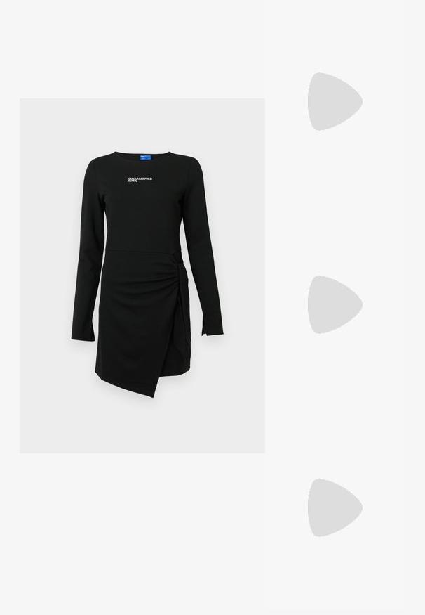 Schwarzes Langarmkleid mit Rundhalsausschnitt. Verfügt über einen asymmetrischen Saum, seitliche Bindegürtel und weißen Logotext auf der Brust. Weicher Stoff.; Schwarzer Leder-Knöchelstiefel mit geschwungenem skulptiertem Absatz und Karl Lagerfeld-Logo nahe dem oberen Rand auf weißem Hintergrund.; Schwarze Handtasche mit strukturiertem Oberflächenmaterial, einer umklappbaren Klappe mit geprägt Logo und einem schmalen Schulterriemen. Rechteckige Form mit kantigen Akzenten.; Schwarze Harz-Hoops mit glänzender Oberfläche und silberfarbenen Hardware-Details. Zirkulare Form mit Ausschnitt und Post-Back-Verschluss.