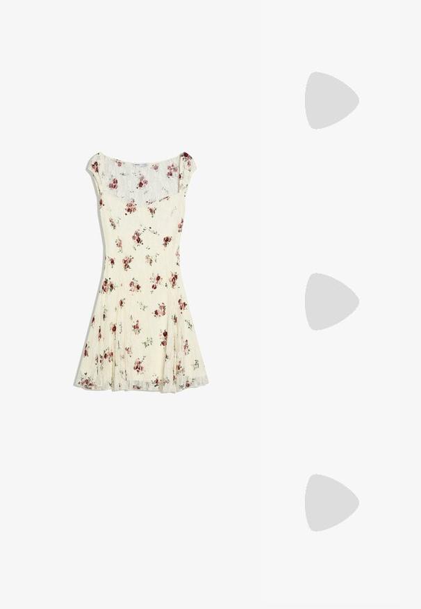 Robe en dentelle crème avec manches courtes type « cap » et petit imprimé floral rouge et rose, taille cintrée et jupe évasée.; Escarpin slingback en cuir verni noir avec deux brides avant à boucle et un talon épais évasé de 6 cm sur fond clair uni.; Sac cabas en tissu blanc avec broderie florale en dentelle et anse supérieure froncée, présenté sur un fond clair uni.; Ceinture en cuir noir avec une texture lisse, dotée d'une boucle dorée et de plusieurs trous d'ajustement pour une personnalisation de la taille.