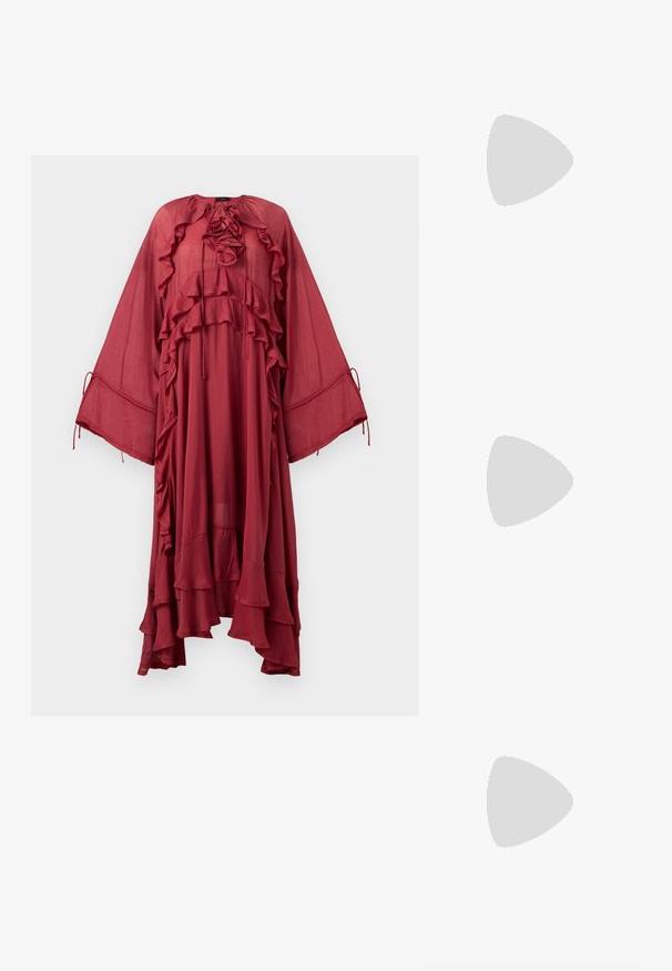 Copenhagen Muse NORMA DRESS - Vestido largo - red pear; Zapato de tacón tipo slingback de cuero marrón oscuro con punta puntiaguda, tiras delgadas y un pequeño tacón de aguja curvado, exhibido sobre un fondo abstracto.; Bolso de cuero marrón oscuro para llevar al hombro con borla trenzada, detalles dorados y logo de Anna Field en la parte delantera sobre un fondo claro y liso.; Pulsera de piedras preciosas multicolores que presenta piedras rectangulares y facetadas en azul, verde y transparente, montadas en enlaces de metal en tono dorado.