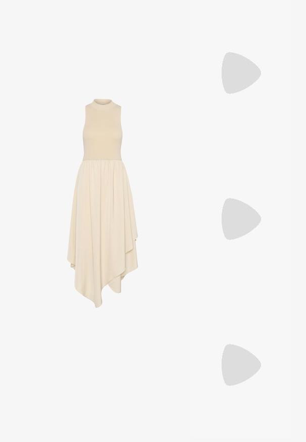 Robe sans manches crème avec un col haut, un corsage ajusté et une jupe asymétrique drapée à mi-mollet en tissu doux.; Bottes noires à talons aiguilles montantes, avec une finition en cuir brillant, un bout pointu et un talon effilé, présentant une surface lisse et un design élégant.; Sac à main en cuir noir avec une texture lisse. Dispose d'une bandoulière adjustable et d'un design élégant et minimaliste avec une fermeture éclair.; Boucles d'oreilles en argent en forme de halo, avec une surface lisse et réfléchissante. Forme ronde et large avec un fermoir sécurisé en haut. Fini poli mettant en valeur l'éclat.