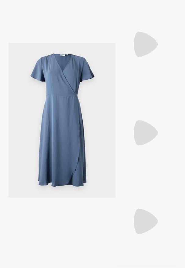 VILA VILOVIE S/S WRAP MIDI DRESS - NOOS - Jurk - vintage indigo; Bruine sandaal met bandjes, blokhak en enkelriempje met gesp, minimalistisch ontwerp, glad leren textuur, zijaanzicht op effen achtergrond.; Zachte, crèmekleurige leren clutch met geplooid, gerimpeld ontwerp en een dunne schouderriem die vooraan op een effen achtergrond ligt.; Set van onregelmatig gevormde, gepolijste hoepel oorbellen van goudkleurig metaal met een open midden op een effen witte achtergrond.