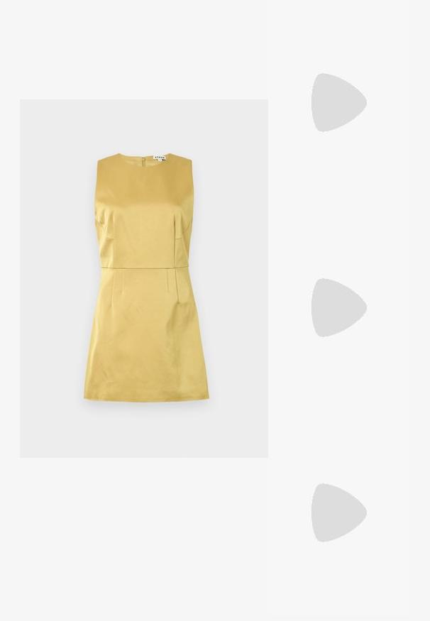 Robe jaune sans manches avec un col rond, un tissu structuré et des coutures décoratives à la taille et sur les côtés, dotée d'une fermeture éclair au dos.; Sandale à talon haut noire avec une bride étroite à la cheville, bout carré, cuir lisse et accent de boucle métallique.; Sac bandoulière rectangulaire en cuir noir avec bandoulière ajustable, fermeture éclair sur le dessus et petit logo Calvin Klein doré sur le devant.; Boucles d'oreilles pendantes en ton or avec des pendentifs lisses en forme de goutte allongée suspendus à de petites attaches en forme d'anneau sur un fond blanc.