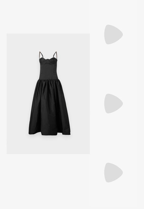 Zwart jurk met een getailleerde lijfje en een uitlopende, geraffineerde rok. Heeft dunne bandjes met kraalaccenten. Soepele textuur en een ingetogen ontwerp.; Zwarte suède high-heeled pump met een spitse neus, voorzien van een glanzende zwarte blokhak en een gladde binnenvoering.; Kleine clutch tas met goud-zwart geometrisch patroon, goudkleurig metalen frame, zwarte bolsluiting en een korte gouden kettingband.; Een paar glanzende gouden kerstbal-oorbellen met haaksluitingen op een effen witte achtergrond.