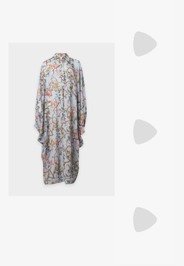Robe bleu clair à manches longues boutonnée avec motif floral et de vigne coloré, coupe ample et col pointu sur fond uni.; Sandale à talon haut noire avec une bride étroite à la cheville, bout carré, cuir lisse et accent de boucle métallique.; Porte-monnaie en cuir noir avec texture froncée, cadre en métal argenté, fermeture à verrouillage kiss-lock et bandoulière en chaîne. Surface lisse et douce.; Boucles d'oreilles en clip argentées avec un design en spirale, présentant une texture métallique lisse et des formes arrondies. Pas d'embellissements ou de motifs visibles.