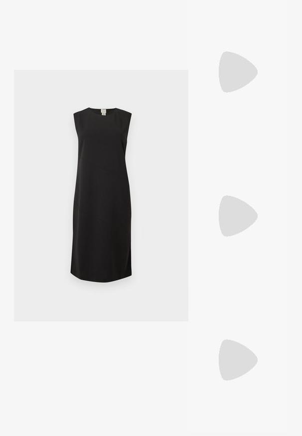 Robe noire sans manches, longueur au genou, avec col rond et détails subtils de coutures diagonales, sur un fond clair uni.; Chaussure à talon haut en cuir noir avec un bout pointu, texture lisse et un talon effilé. Design minimaliste, sans embellissements supplémentaires.; Sac à main en motif peau de serpent noir et blanc avec deux poignées, une fermeture à cordon et une bandoulière amovible. Texture lisse.; Paire de boucles d'oreilles en métal argenté avec un motif abstrait d'anneaux entrelacés sur fond blanc.