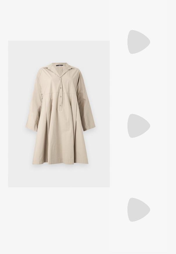 Beige skjortekjole med lange ærmer, krave, knaplukning foran og en udvidet, løs pasform under taljen.; Beige læder balletflade med afrundet tå, minimal sømdetaljering, lav hæl og subtilt logo på bagsiden. Glat, mat tekstur.; Rektangulær cremefarvet lædertaske med dobbelt sølvlynlås, top-håndtag og justerbar skulderrem på ensfarvet hvid baggrund.; Par af skinnende sølv store øreringe med lukning på bagsiden mod en ensfarvet hvid baggrund.