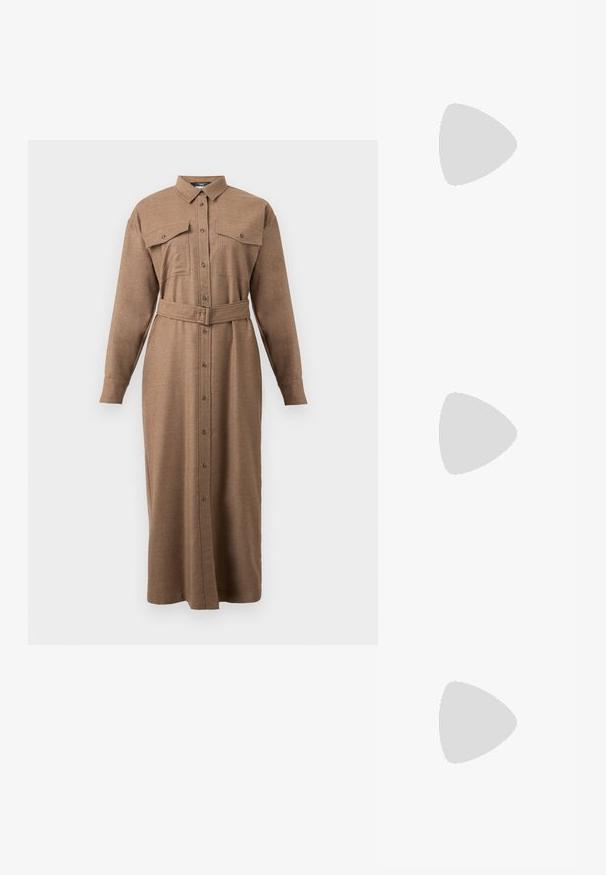 Robe chemise marron à manches longues avec col, fermeture à boutons, deux poches poitrine et une ceinture assortie. Fabriquée en tissu texturé et tissé.; Chaussure slingback en cuir marron foncé à texture crocodile, bout pointu, talon bas bloc et bride ajustable avec boucle dorée.; Sac seau en cuir noir avec large bandoulière réglable et sangle de poignet amovible sur fond gris clair.; Boucles d'oreilles en forme de clou de couleur or, avec une forme lisse et arrondie et une surface réfléchissante, mettant en avant un design minimaliste sans motifs visibles.