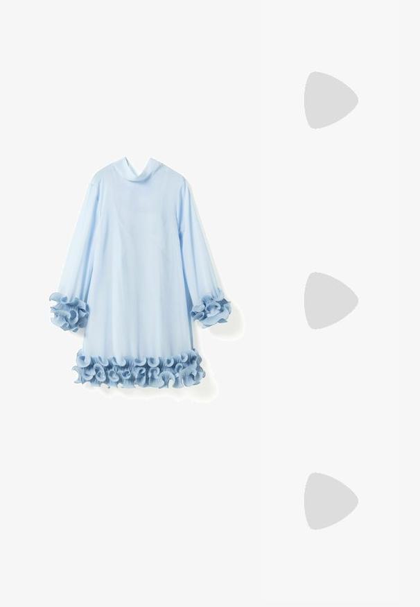 Lyseblå kjole med lange ærmer, høj halsudskæring og detaljer med flæser ved manchetter og kjoleskørt.; Call it Spring JANEYY - Ballerinasko m/ rem - other beige; Lyserød, blank hårtilbehør formet som en stor sløjfe, med en glat overflade og et tyndt bånd til at sikre den på plads.; Lyserød hjerteformet lædermøntpose med håndledsrem og guldlås, mærket med lille gyldent "Furla"-tekst.