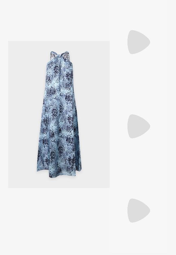 Robe sans manches bleu clair avec motif tacheté irrégulier bleu foncé et col montant noué en un nœud lâche.; Sandale à talon haut noire avec une bride étroite à la cheville, bout carré, cuir lisse et accent de boucle métallique.; Pochette lavande douce avec tissu froncé, fermoir kiss-lock argenté et bracelet assorti sur un fond clair uni.; Boucles d'oreilles en métal argenté avec un design tourbillonnant, présentant des surfaces lisses et une finition polie, maintenues par un fermoir en papillon.