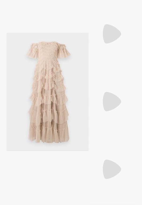 Robe longue décolletée beige clair, avec des volants superposés à texture ponctuée. Corsage ajusté avec manches évasées.; Sandale pour femme en cuir noir avec fines lanières, une boucle d'orteil, une boucle à la cheville et un talon aiguille de hauteur moyenne sur un fond neutre.; Petit porte-monnaie en cuir bleu clair avec fermoir métallique argenté de type kiss-lock et court bracelet de poignet sur fond uni.; Boucles d'oreilles en résine transparente en forme de coquillage avec de petits accents dorés et trois breloques translucides en forme de goutte pendantes sur chaque boucle d'oreille.
