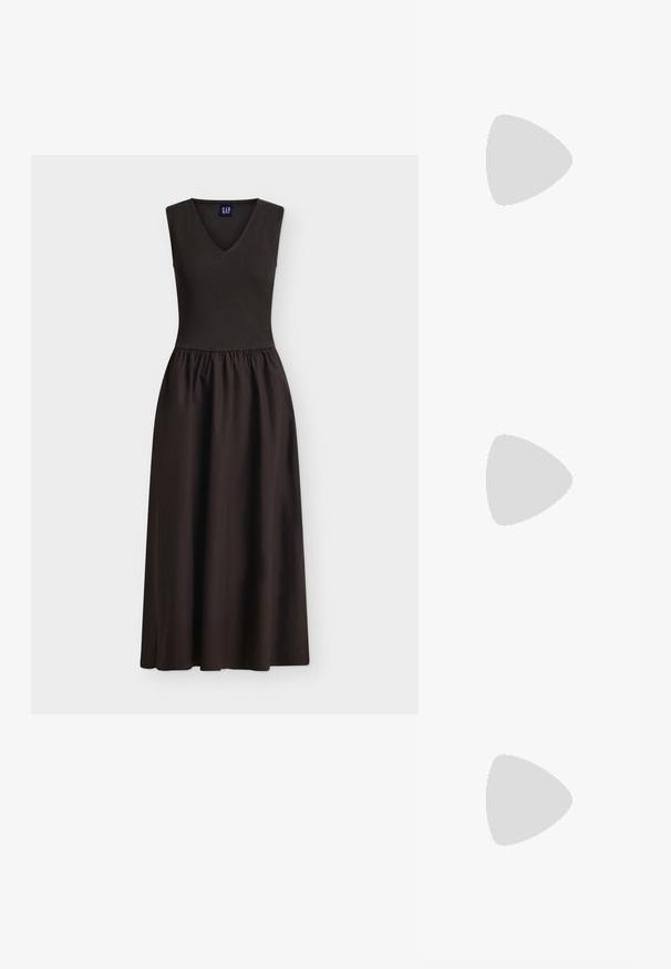 Robe noire sans manches avec un haut côtelé ajusté à col en V et une jupe froncée et fluide s'étendant jusqu'au milieu du mollet.; Chaussure à talon slingback en tissu violet foncé. Design à bout pointu, côtés ouverts, et talon mince de forme carrée. Texture lisse.; Sac à bandoulière rectangulaire marron avec longues sangles et détails de couture minimalistes sur un fond uni.; Boucles d’oreilles créoles en métal argenté avec une surface lisse légèrement incurvée et des fermoirs à clapet sur un fond blanc uni.
