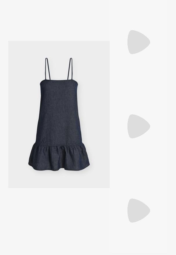 Robe sans manches bleu foncé avec fines bretelles et un ourlet à volants, fabriquée dans un tissu similaire au denim.; Sandale plate noire en forme de tongs avec plusieurs fines lanières et une petite déco dorée en forme de larme sur la lanière avant.; Sac à main en osier noir en forme de coquille Saint-Jacques avec un dessus courbé et une texture tressée sur un fond uni.; Paire de boucles d'oreilles épaisses en forme de créoles, effet or poli, avec un design légèrement ovale et massif, dotées de fermoirs à charnière sur fond blanc.