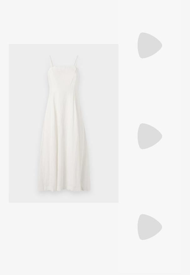 Witte linnen jurk met dunne verstelbare bandjes, aansluitende korsage en een vloeiende A-lijn silhoutte. Gladde textuur met minimale ontwerpelementen.; Zwarte leren hoge hak sandaal met dunne enkelband, open teen en een elegante, gebogen hak. Geverfde zool en minimalistisch ontwerp.; Zwarte rechthoekige schoudertas met lange dunne banden en een gladde, glanzende textuur op een effen achtergrond.; Set glanzende gouden dubbele lus oorbellen met stekertjes op een witte achtergrond.