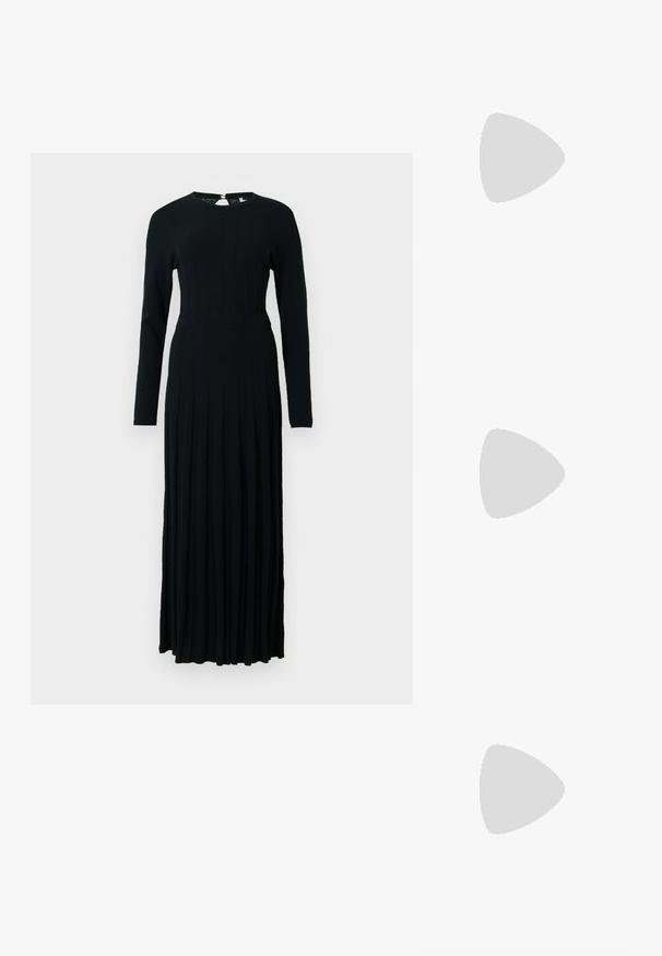 Robe noire à manches longues en tissu tricoté côtelé, avec un corsage ajusté et une jupe évasée à plis. Fermeture au dos avec un petit bouton.; Bottes en cuir noires montant jusqu'aux genoux, avec bout pointu et talon bas carré, présentant une texture lisse et un design épuré et élégant.; Sac à main rectangulaire en cuir noir avec deux longues anses et logo numérique blanc centré sur le devant.; Paire de boucles d'oreilles créoles en argent poli avec de petits pendentifs en forme de goutte irrégulière suspendus à chaque créole sur un fond gris uni.