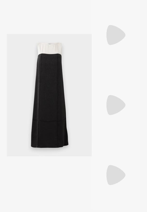 Robe maxi avec une partie inférieure noire texturée et une partie supérieure lisse blanche. Présente un col rond et une silhouette droite.; Pompe slingback en cuir verni noir avec un bout pointu, un talon fin et un design de découpes subtil. Elle dispose d'une boucle dorée sur la sangle.; Pochette en tissu crème avec un design froncé, cadre en métal argenté, deux boules décoratives, et une bandoulière chaîne argentée.; Paire de boucles d'oreilles créoles épaisses argentées brillantes avec tige et fermoirs à pression sur fond blanc uni.
