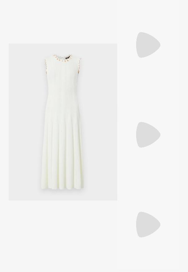 Robe midi en maille blanche sans manches avec côtes verticales et petites fleurs beige autour de l'encolure et des emmanchures.; Sandale à talons hauts dorée avec fines lanières et une fine boucle à la cheville sur un fond gris clair.; Sac à main structuré en finition satinée, de couleur crème, avec une bandoulière chaîne. Présente une texture plate et lisse ainsi que des coutures nettes.; Boucles d'oreilles en résine transparente en forme de coquillage avec de petits accents dorés et trois breloques translucides en forme de goutte pendantes sur chaque boucle d'oreille.