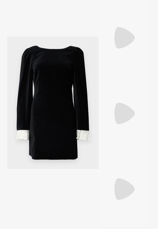 Robe en velours noir à manches longues, ornée d'une bordure en dentelle blanche aux poignets et d'un décolleté carré. Texture lisse, silhouette ajustée.; Sandales à glissière en cuir noir avec une large sangle ornée de chaînes, bout ouvert et talon géométrique haut. Texture lisse et design minimaliste.; Petite pochette avec motif géométrique doré et noir, cadre en métal doré, fermeture à boule noire et une courte chaîne dorée.; Boucles d'oreilles créoles en or massif avec un design tubulaire légèrement tordu et des fermoirs à tige sur un fond blanc.