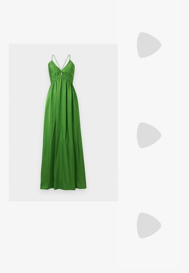 Robe verte longue jusqu'au sol, sans manches, avec fines bretelles, corsage froncé et jupe ample et fluide.; Sandale slingback en cuir verni marron foncé avec petit talon et bride entre les orteils sur fond blanc.; DRAGON DIFFUSION ROSANNA - Sac à main - bordo; Boucles d'oreilles en forme de clou de couleur or, avec une forme lisse et arrondie et une surface réfléchissante, mettant en avant un design minimaliste sans motifs visibles.