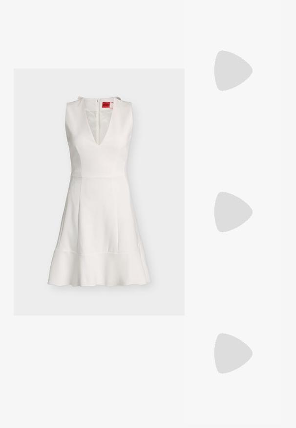 Robe blanche sans manches avec un profond décolleté en V, taille cintrée, ourlet évasé et fermeture éclair au dos avec étiquette rouge de la marque Hugo.; Escarpin en daim noir à bout pointu avec un talon stiletto fin de hauteur moyenne et un design à coupe basse sur un fond uni.; Sac à bandoulière en cuir noir de forme rectangulaire incurvée, avec une chaîne dorée tissée dans la bandoulière noire tressée et une fermeture éclair sur le dessus.; Boucles d'oreilles en argent avec une finition polie et un branding DKNY, présentées sur un fond blanc uni.