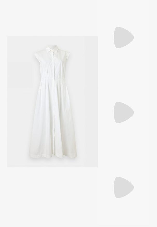 Robe blanche sans manches boutonnée avec col et taille cintrée, s’étendant en une longue jupe fluide.; Sandale noire à talons hauts avec des brides fines, une boucle à la cheville, une surface en cuir lisse et un talon aiguille élancé.; Sac à main en osier noir en forme de coquille Saint-Jacques avec un dessus courbé et une texture tressée sur un fond uni.; Boucles d'oreilles en or en forme de créoles, ornées de trois perles blanches pendantes, maintenues par des accents en fil. Fini métallique lisse avec un aspect poli.