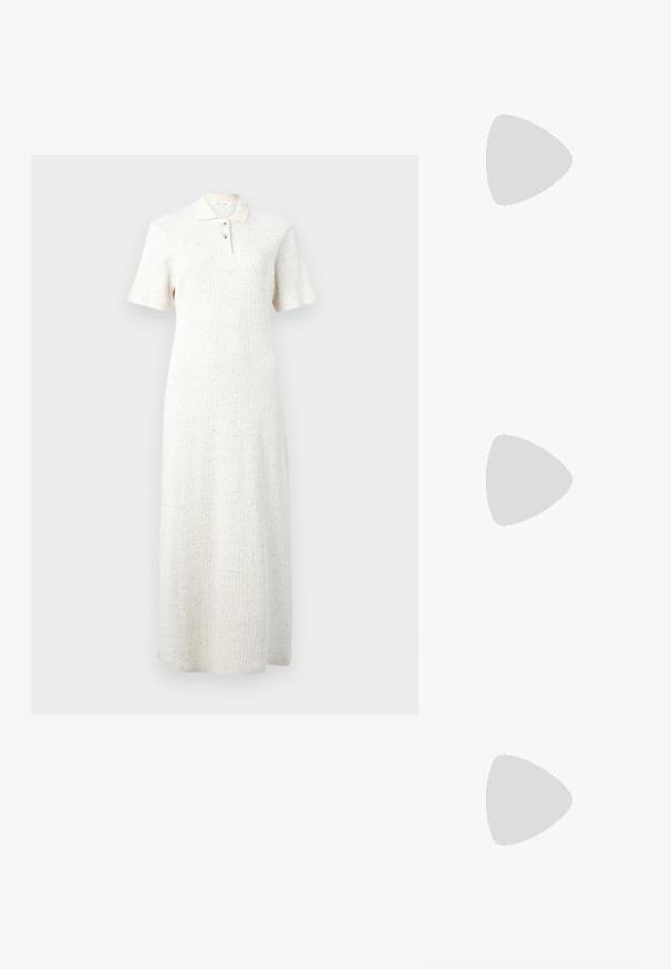 Robe midi en tricot côtelé blanc avec manches courtes, col et patte de boutonnage à trois boutons, présentant un motif discret de taches multicolores.; Chaussure plate beige à bout pointu avec bride arrière, petit talon noir et finition en cuir lisse, vue de côté sur un fond uni.; Sac à main tissé beige avec fine bandoulière et petit logo doré "BOSS" à l'avant, présenté sur fond blanc uni.; Boucles d'oreilles en métal doré avec un design cintré et allongé. La surface est lisse et polie, arborant un style minimaliste.