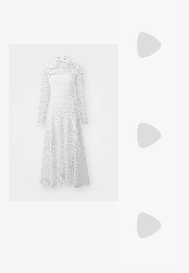 Robe blanche à manches longues et col haut, faite en tissu à motif de dentelle circulaire, avec un ourlet fluide et à volants.; Mule beige à talon haut avec un bout pointu, un talon aiguille fin et trois larges brides en cuir sur le dessus du pied.; Pochette en cuir beige plissé avec un cadre en métal argenté, dotée de deux fermoirs ronds décoratifs et d'une chaîne en argent.; Boucles d'oreilles en argent en forme de créoles avec une finition incurvée et brillante, et un design sans couture. Équipées d'une fermeture à charnière pour un port sécurisé.