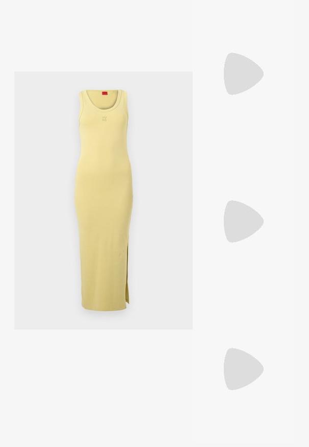 Robe longue jaune sans manches avec encolure ronde, fente latérale et logo "HUGO" en relief discret sur la poitrine.; Chaussure plate en cuir noire à bout pointu avec petit talon, vue de profil sur fond blanc.; Sac à bandoulière en cuir noir de forme rectangulaire incurvée, avec une chaîne dorée tissée dans la bandoulière noire tressée et une fermeture éclair sur le dessus.; Une paire de petites boucles d'oreilles géométriques en ton or avec des bords angulaires et des fermoirs à tige sur un fond clair.