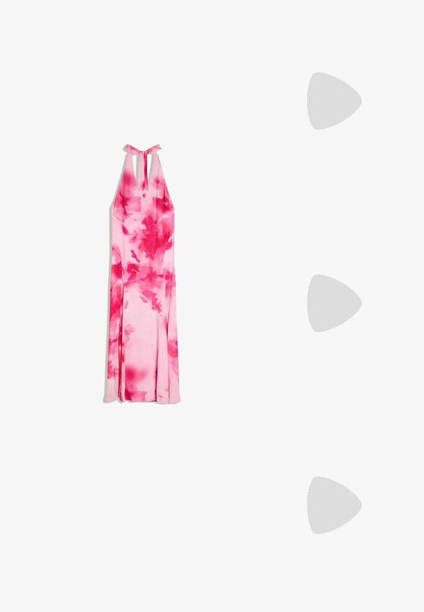 Longue robe dos-nu avec motif tie-dye rose et rouge, décolleté en V plongeant et fermeture à nouer dans le dos.; Chausson mule plat avec des larges rayures diagonales alternées rose et violet, bout pointu et dos ouvert.; Lunettes de soleil sans monture avec des verres à dégradé rose clair et des plaquettes de nez transparentes, présentées sur un fond blanc.; Sac à main rose rembourré avec un design arrondi, fabriqué à partir d'un matériau brillant. Dispose d'une poignée froncée et d'une fermeture éclair pour un accès sécurisé.