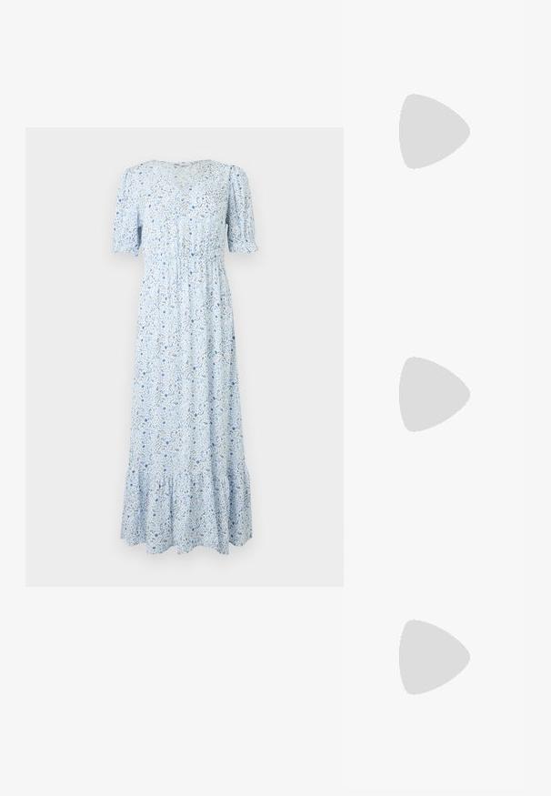 Robe midi bleu clair avec manches courtes bouffantes, décolleté en V, taille froncée, petit imprimé floral et ourlet à volants.; Escarpins à talon slingback en cuir verni beige avec un bout pointu et un talon de 5 cm, présentant des côtés découpés et une fine bride à la cheville.; Sac à main en cuir tressé blanc avec poignée arrondie et extrémités de lanière nouées, présenté sur un fond uni.; Boucles d’oreilles créoles en métal argenté avec une surface lisse légèrement incurvée et des fermoirs à clapet sur un fond blanc uni.