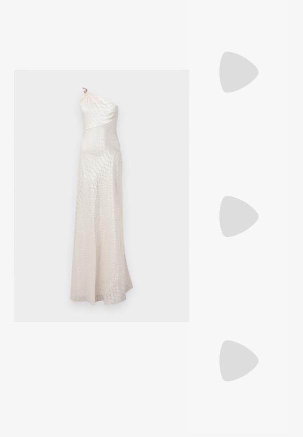 Robe ivoire asymétrique, longue jusqu'au sol, avec un motif texturé subtil et une silhouette ajustée.; Sandale à talons hauts en cuir verni noir avec une fine bride de cheville et une boucle, orteil ouvert et talon aiguille mince sur fond blanc.; Pochette couleur crème en matière douce, dotée d'un fermoir doré et d'une bandoulière chaîne, avec un design froncé sur le corps.; Boucles d'oreilles en or avec quatre pierres précieuses rondes transparentes de tailles décroissantes et une perle blanche pendante sur chaque boucle sur fond blanc.