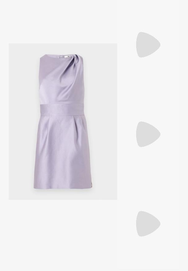 Robe lilas sans manches avec une taille cintrée, un décolleté asymétrique et de doux plis sous la taille sur un fond uni.; Chaussure Mary Jane plate noire avec motif losange en maille, bride unique avec boucle, et petit talon sur un fond clair uni.; Sac à main en cuir couleur crème avec des plis froncés, des ferrures dorées, et une seule bandoulière fine sur un fond uni.; Boucles d'oreilles en ton argenté avec des clous carrés, des perles circulaires et des chaînes pendantes se terminant par des charms en forme de goutte.