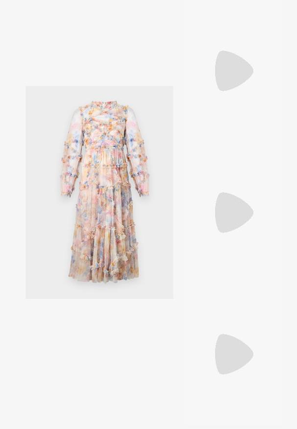 Lange jurk met bloemenprint, voorzien van doorschijnende, gerimpelde lagen in pasteltinten. Heeft een gathered lijfje en lange mouwen met ruches.; Bleke gouden sandaaltjes met hak, met een metallic afwerking, open teen, een enkele band over de voet, enkelband met een gesp en een blokhak.; Zilveren clutch met een gestructureerd oppervlak van kleine, glanzende kraaltjes. Heeft een envelopvorm en een driehoekige flapsluiting.; Set van twee ronde witte parelsteekoorbellen met een glad oppervlak, afgebeeld op een witte achtergrond.