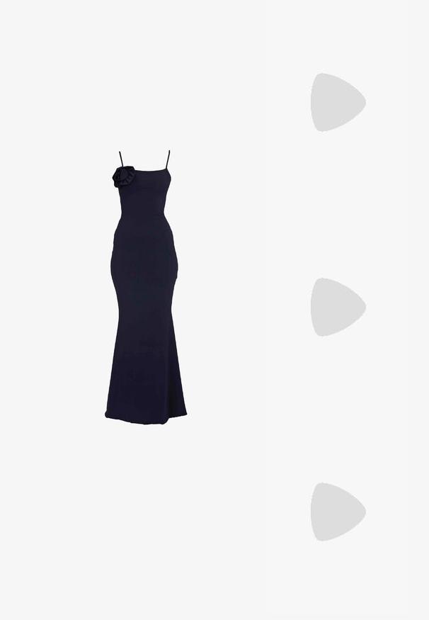 Marineblauwe, aansluitende jurk met een zeemeermin-silhouet, met een enkele schouderband en een decoratieve bloemen_detail bij de halslijn.; Zwarte gepatineerde leren hoge hak sandalen met een slanke enkelband, open teen, minimalistisch ontwerp en een gladde, glanzende afwerking.; Metalen zilveren clutch met een envelopontwerp, verrijkt met een gestructureerd patroon, voorzien van een afneembare kettinghengsel.; Lange zilveren oorbellen met een scala aan heldere, facetteerde kristallen in een waterval van strengen met variërende lengtes en vormen.