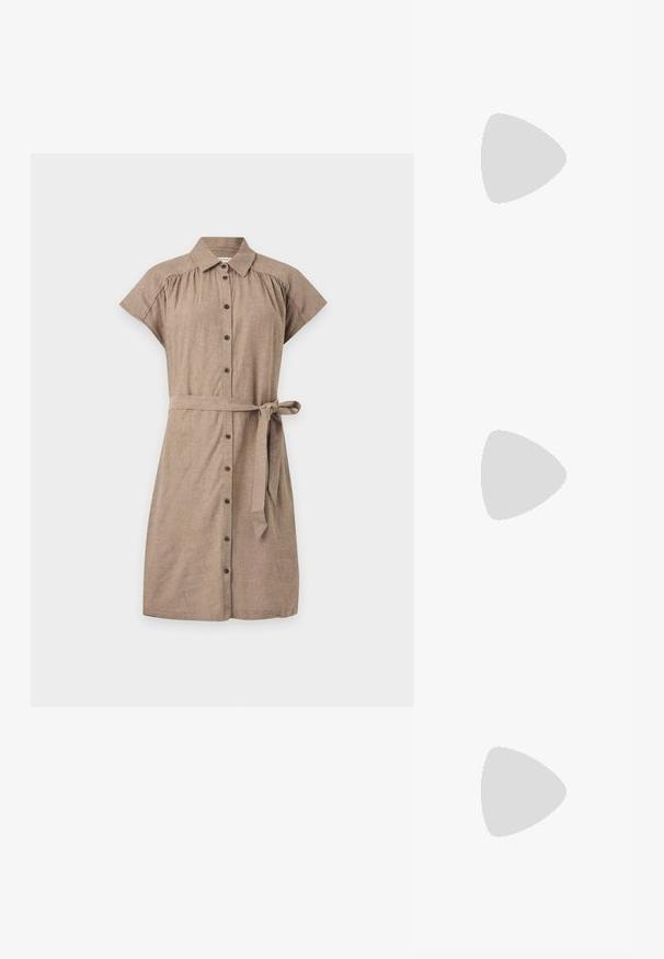 Robe chemise marron à manches courtes avec boutons sur le devant, col et ceinture nouée à la taille sur un fond clair uni.; Chaussure plate Mary Jane marron foncé avec boucle et détail nœud reposant sur un tapis texturé bleu ondulé, et un canapé gris rembourré en arrière-plan.; Sac à bandoulière rectangulaire marron avec longues sangles et détails de couture minimalistes sur un fond uni.; Paire de clous d'oreilles en forme de nœud, couleur or brillant, sur un fond blanc uni.