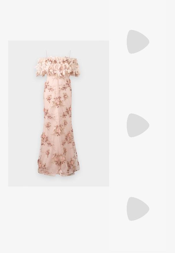 Robe rose claire bustier à épaules dénudées avec broderies florales, appliques de fleurs en 3D au niveau du décolleté, corsage ajusté et jupe fluide longue jusqu’au sol.; La sandale à talons hauts en métal doré présente une large lanière sur les orteils, une lanière de cheville réglable et un talon en block texturé.; Pochette lavande douce avec tissu froncé, fermoir kiss-lock argenté et bracelet assorti sur un fond clair uni.; Boucles d'oreilles en résine transparente en forme de coquillage avec de petits accents dorés et trois breloques translucides en forme de goutte pendantes sur chaque boucle d'oreille.