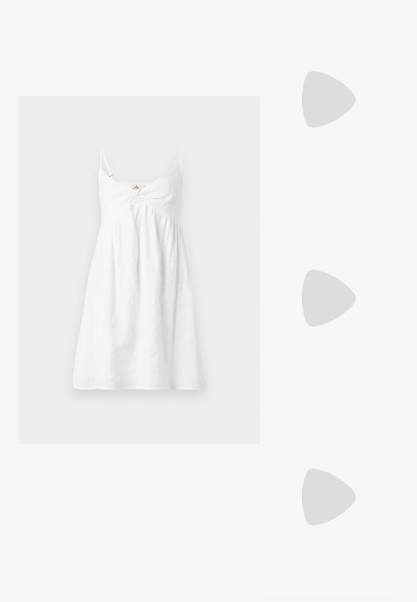 Robe d'été blanche sans manches avec fines bretelles et un détail de nœud froncé à l'avant, réalisée dans un tissu léger texturé.; Sandale tongs compensée noire avec semelle texturée et fines lanières arborant un logo discret sur un fond blanc uni.; Lunettes de soleil rectangulaires noires avec des verres jaunes. Les caractéristiques incluent des montures épaisses et un design anguleux avec une finition lisse et brillante.; Sac en filet macramé jaune avec longue bandoulière et pochette beige à l'intérieur, présenté sur un fond blanc uni.