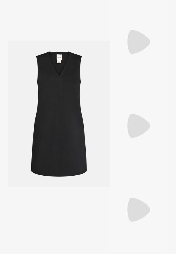 Robe noire sans manches avec un col en V, coupe droite et couture centrale visible, avec une petite étiquette de marque blanche à l'intérieur de l'encolure.; Sandale à talon noire Calvin Klein avec boucle pour l’orteil, posée sur un sol en carreaux de bois en extérieur, près d’un arbre et d’un mur en pierre.; Pochette rectangulaire crème avec bordure et poignée noires, ornée d'un petit logo "cK" argenté au centre devant.; Paire de boucles d'oreilles en métal argenté avec un motif abstrait d'anneaux entrelacés sur fond blanc.