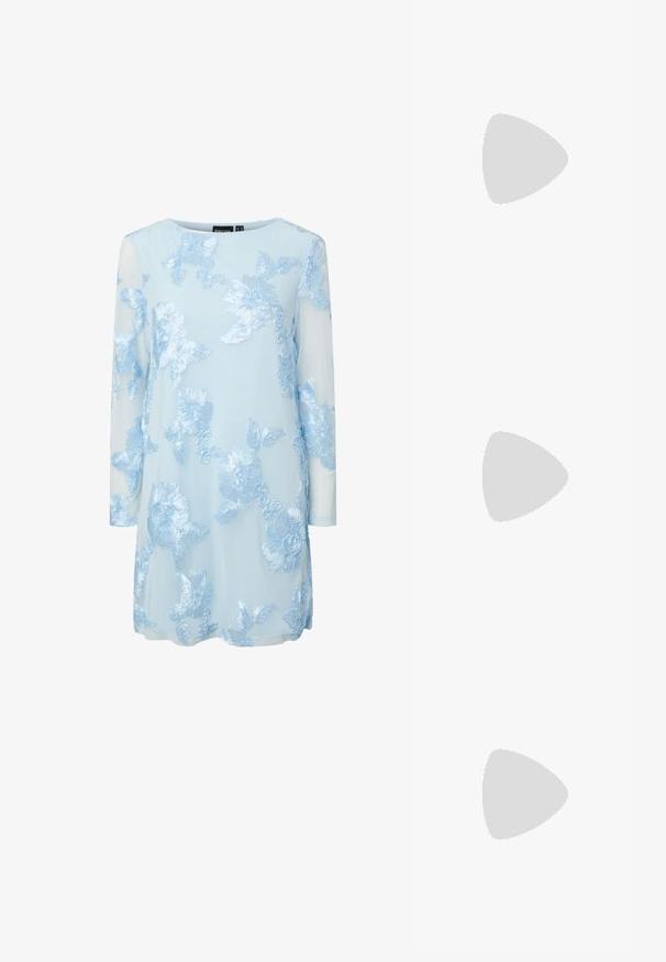Robe bleu clair à manches longues avec une surcouche transparente et de grands motifs floraux brodés et texturés dans le même bleu.; Sandale à talon haut beige avec fine bride de cheville et boucle dorée, bout ouvert et talon aiguille élégant sur fond blanc.; Pochette en cuir souple couleur crème avec un design froncé et une fine bandoulière reposant à l’avant sur un fond uni.; Boucles d'oreilles anneaux en argent incrustées de cristaux facettés clairs, avec attaches à tige et embouts transparents sur fond blanc.