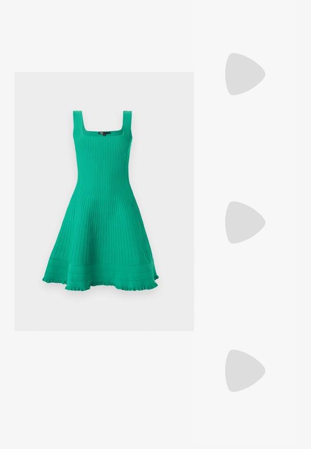 Robe turquoise sans manches, longueur genou, en maille côtelée, avec un décolleté carré, un bustier ajusté, une jupe évasée et un ourlet à volants.; Ballerine en métal doux doré avec haut élastique froncé et semelle noire, vue de côté sur fond blanc.; Weekend Max Mara PRATI - Pochette - cuoio; Boucles d'oreilles dorées au design de feuille torsadée, ornées de petits pierres scintillantes, et maintenues par un fermoir à tige.