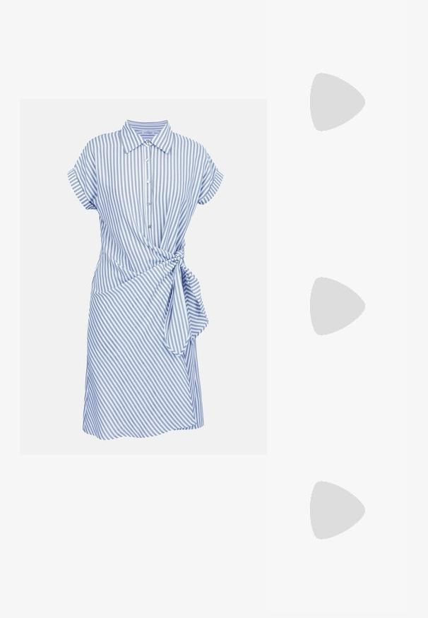 Robe à manches courtes rayée verticalement bleu et blanc, avec col, fermeture boutonnée devant et détail noué sur le côté à la taille.; Chaussure plate en cuir verni beige à bout pointu, avec un capuchon brillant contrastant à l'avant et un petit talon bloc rectangulaire.; Sac hobo en cuir couleur crème avec une seule bandoulière, texture lisse et un détail de fermoir doré à l'avant.; Paired boucles d'oreilles en métal doré poli de forme irrégulière avec un centre ouvert sur un fond blanc uni.