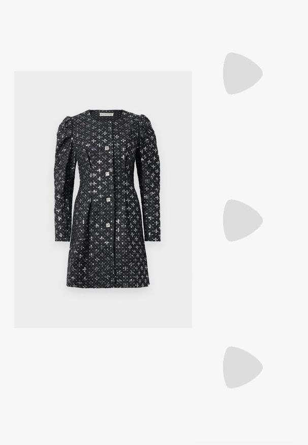 Zwart langemouwen jurk met opbollende schouders, bedekt met zilveren pailletten, met vier vierkante decoratieve knopen aan de voorkant.; Zwarte hoge hakken sandaal met dunne banden, een enkelgesp, een gladleren oppervlak en een slanke stilettohak.; Zachte navyblauwe leren handtas met zilveren sluiting, enkele schouderband en afneembare ketting polsband op witte achtergrond.; Lange zilveren oorbellen met een cluster strasstenen aan de bovenzijde en daaronder hangende slierten van kleinere strasstenen.