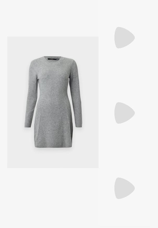 Robe grise en tricot côtelé avec des manches longues et un col rond. Présente un design ajusté et des lignes verticales pour la texture. Tissu doux.; Botte noire haute jusqu'aux genoux en cuir verni lisse et élégant ; bout pointu ; ajustée avec un léger froncé près de la cheville ; talon brillant.; Sac en cuir noir de forme triangulaire, doté de pois métalliques argentés et d'une poignée texturée. Fini lisse dans l'ensemble.; Boucles d’oreilles créoles en forme d’étoile argentée avec une finition lisse et polie sur un fond blanc uni.