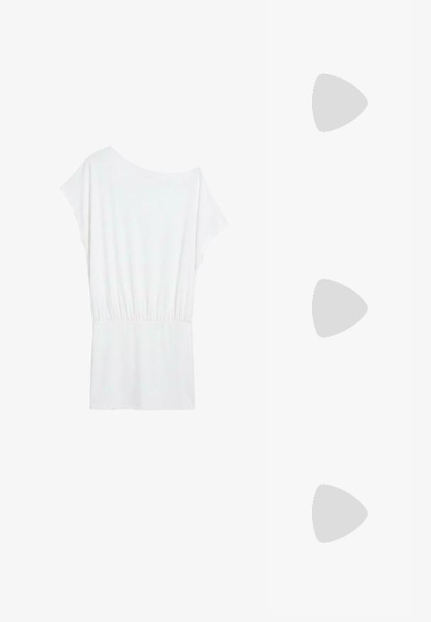 Robe blanche à manches courtes avec une taille élastique et un col légèrement asymétrique sur fond uni.; Sandale tong en caoutchouc noir avec semelle texturée et fines brides en Y sur un fond blanc uni.; Lunettes de soleil noires en forme d'œil de chat avec une finition mate, dotées de verres teintés gris, d'angles aigus et de branches élégantes. Nom de la marque visible sur la branche intérieure.; Sac à main hobo décontracté en cuir noir avec une seule bandoulière large et un détail de tirette de fermeture éclair sur fond blanc uni.
