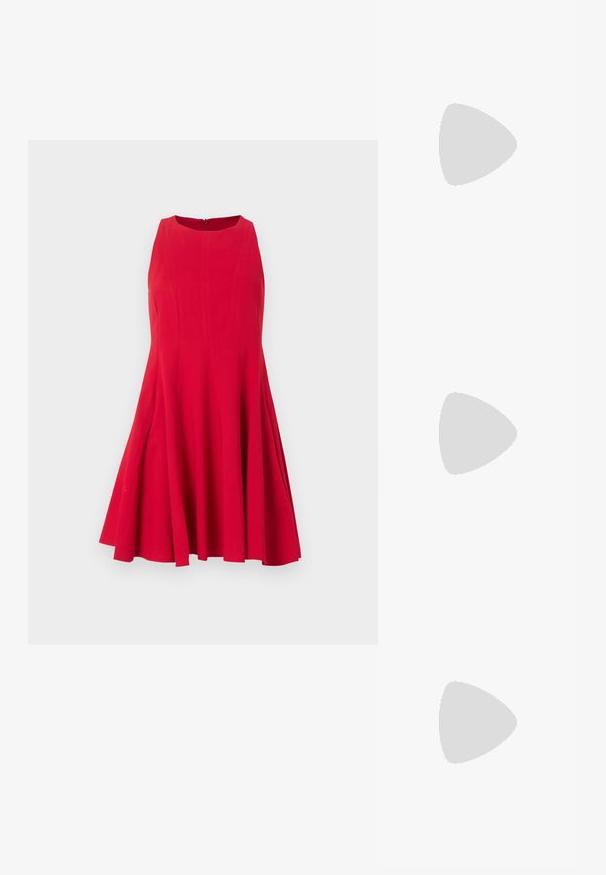 Robe rouge vif sans manches avec une jupe évasée et un col rond, présentée sur un fond gris clair uni.; Sandale à talon haut noire avec une bride étroite à la cheville, bout carré, cuir lisse et accent de boucle métallique.; Sac à main en cuir noir avec un design plissé, une sangle unique, un cadre métallique argenté et deux grandes fermoirs ronds en argent.; Deux boucles d'oreilles argentées courbées, l'une plus grande que l'autre, toutes deux ornées de petits cristaux scintillants le long d'un bord.