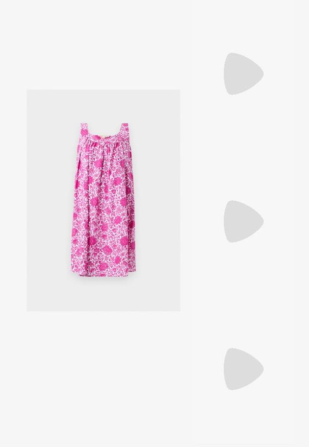 Λευκό φόρεμα χωρίς μανίκια με ροζ floral μοτίβο, τετράγωνο ντεκολτέ και ρυτιδωμένες λεπτομέρειες υφάσματος στο στήθος.; Μονό ασημένιο μπαλαρίνα παπούτσι με στρογγυλή μύτη και μικρό λογότυπο κοντά στη φτέρνα σε απλό λευκό φόντο.; Μαλακή τσάντα φάκελος σε εκρού χρώμα με πτυχώσεις και λεπτό ιμάντα ώμου με χρυσές λεπτομέρειες.; Ζευγάρι απαλά χρυσά μεσαίου μεγέθους κρίκοι σκουλαρίκια με μεντεσέδες σε απλό φωτεινό φόντο.
