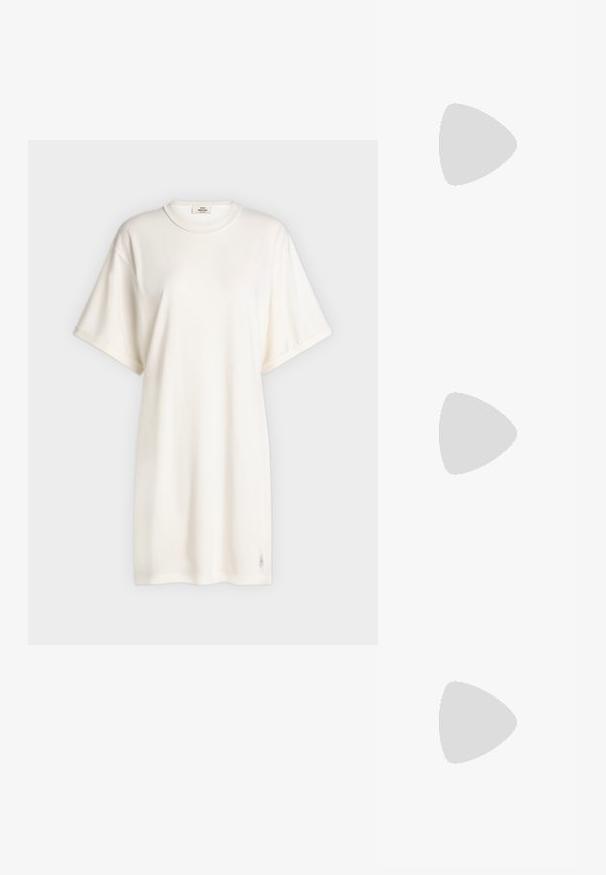 Απλό off-white φόρεμα-μπλούζα με κοντά μανίκια και στρογγυλή λαιμόκοψη, σε άνετη γραμμή και μικρή ετικέτα με λογότυπο κοντά στη ραφή.; Μαύρες δερμάτινες μπαλαρίνες με μυτερή μύτη, επίπεδο πάτο και μικρή λωρίδα με λεπτομέρεια ασημένιας αγκράφας.; Μαύρη δερμάτινη τσάντα ώμου με υφή κροκοδείλου, μακριά λουριά και μικρό ασημένιο λογότυπο σε ένα από τα λουριά.; Δύο συμπαγείς καθρέφτες σε σχήμα κοχυλιού με ασημένιο τόνο και ραβδώσεις, τοποθετημένοι δίπλα-δίπλα σε λευκό φόντο.