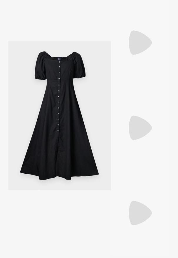 Robe midi noire avec manches bouffantes, encolure carrée et fermeture boutonnée devant, cintrée à la taille avec une jupe évasée.; Chaussure plate en cuir noir avec un nez pointu, des détails froncés autour de l'ouverture et un accent en boucle argentée sur la bride ajustable.; Petit sac à main noir brillant avec deux longues anses et des détails à cordon sur les côtés sur un fond clair uni.; Boucles d’oreilles créoles en métal argenté avec une surface lisse légèrement incurvée et des fermoirs à clapet sur un fond blanc uni.