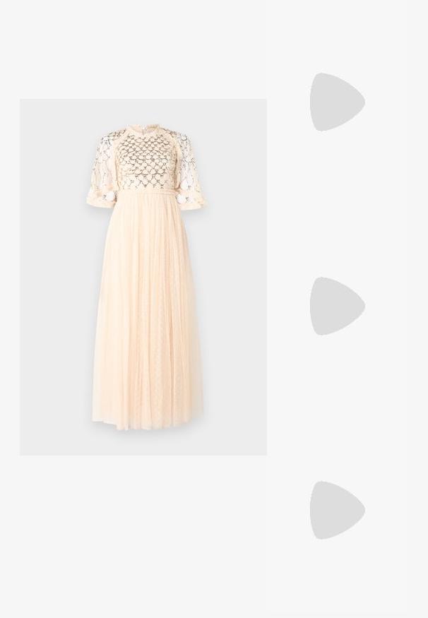 Robe maxi en pêche pâle avec un corsage en dentelle texturée, des manches bouffantes courtes et une jupe fluide ornée de petits motifs en pointillés.; Sandale dorée à lanières avec petit talon kitten, bride de cheville réglable et boucle pour l'orteil sur fond clair uni.; Sac à main plissé blanc avec un nœud proéminent et une chaîne dorée. Texture douce avec un design froncé à l'avant.; Collier de perles en baroque blanches irrégulières avec des éléments en métal doré. Équipé d'un fermoir à lobster sécurisé.